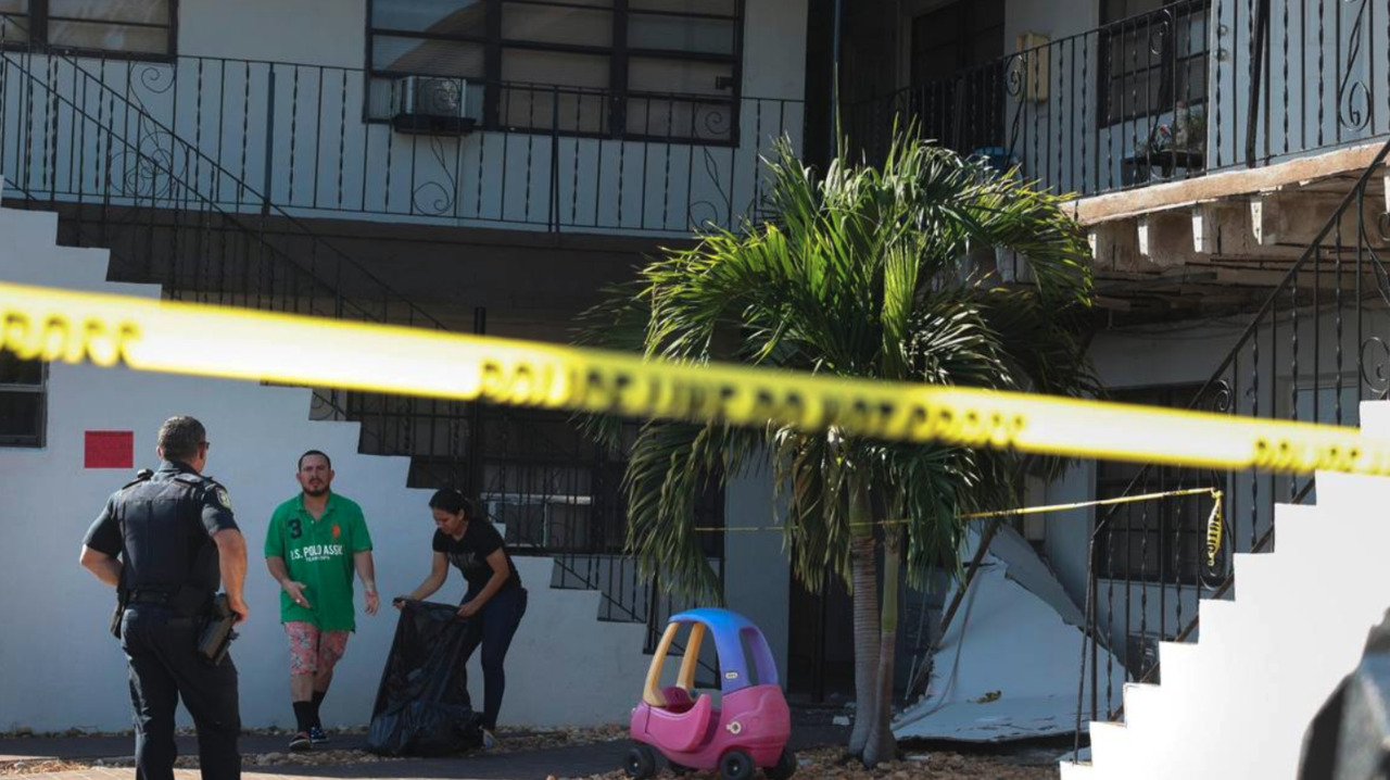 Hialeah residents forced to leave building after walkway collapse