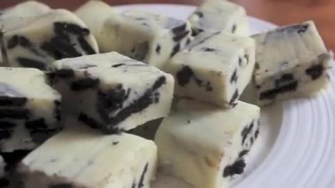 3 Ingredient Cookies and Cream Fudge | SweetTreats