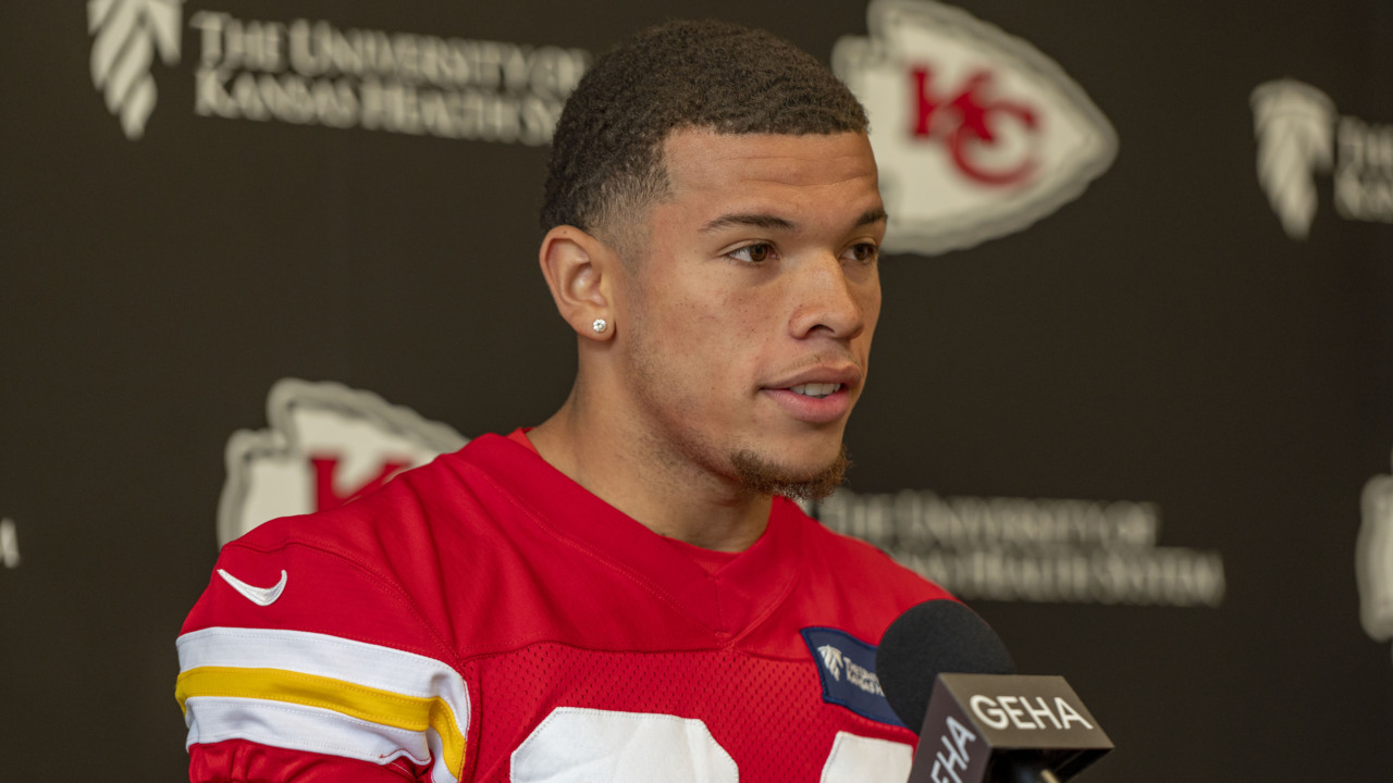 Chiefs rookie WR Skyy Moore leaves practice early with hip injury