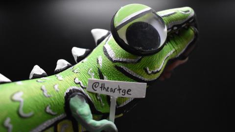 Body Painting: My hand is a Dinosaur