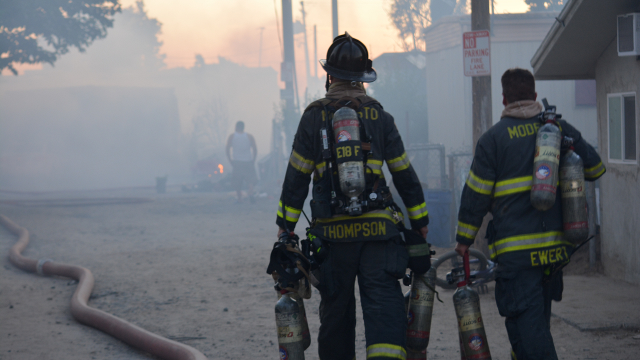 Watch Fire Breaks Out At Modesto, CA Mobile Home Park | Modesto Bee