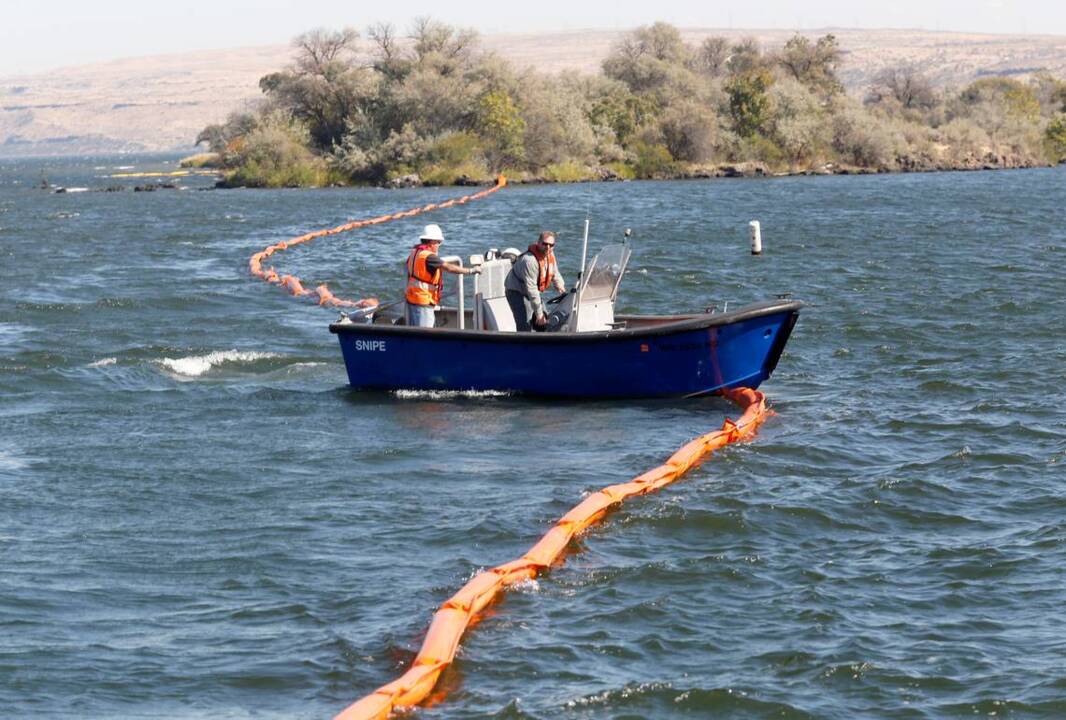 Columbia River oil spill training exercise at McNary Yacht Club Tri