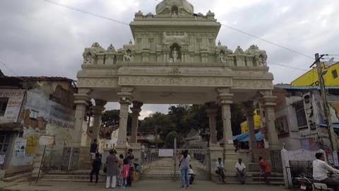 Climbing 700 Steps of Vindhyagiri | Shravanbelgola