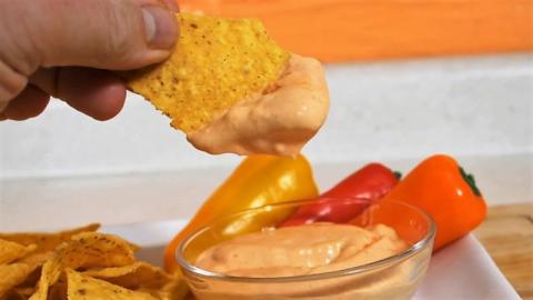 How to Make Wendys Creamy Sriracha Sauce |  It's Only Foo...