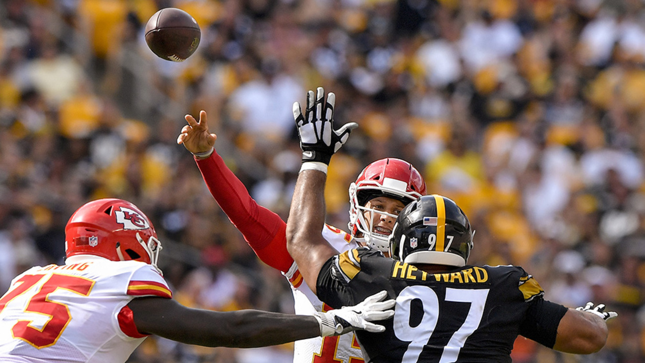 Patrick Mahomes throws 5 TD passes as K.C. routs Pittsburgh, Roethlisberger