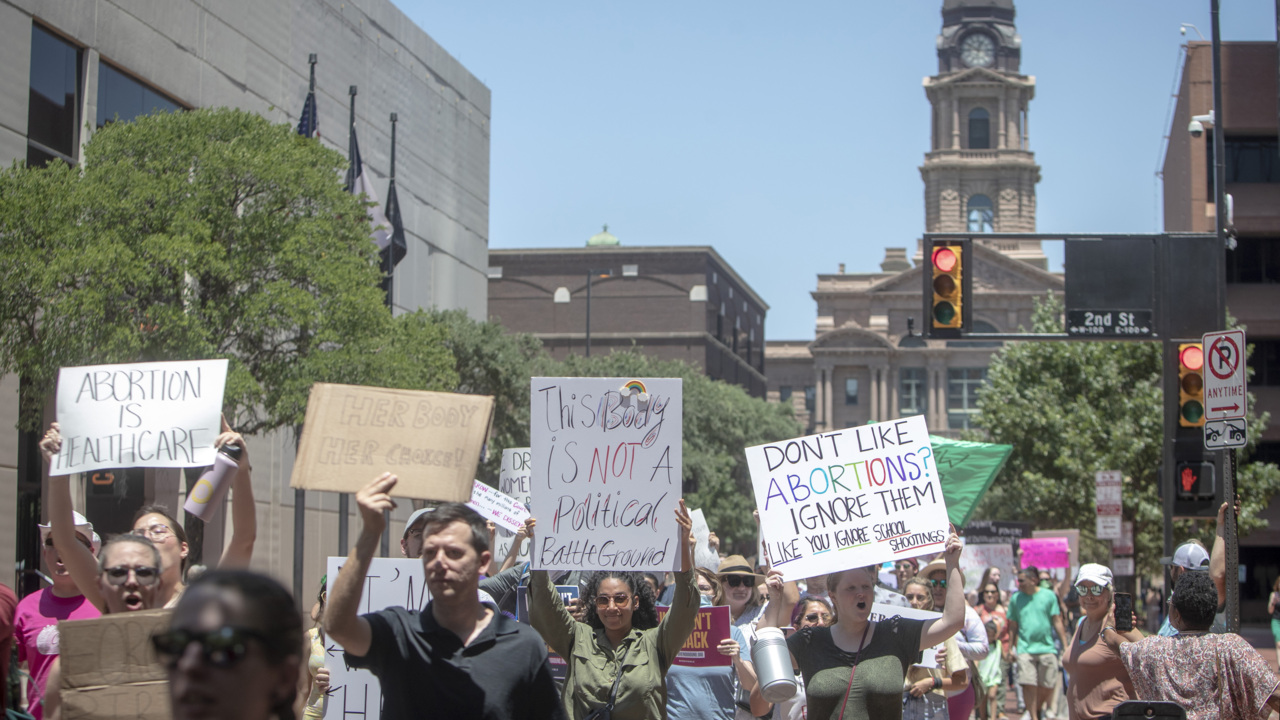 Abortion-rights advocates flood downtown Fort Worth to protest Roe v ...