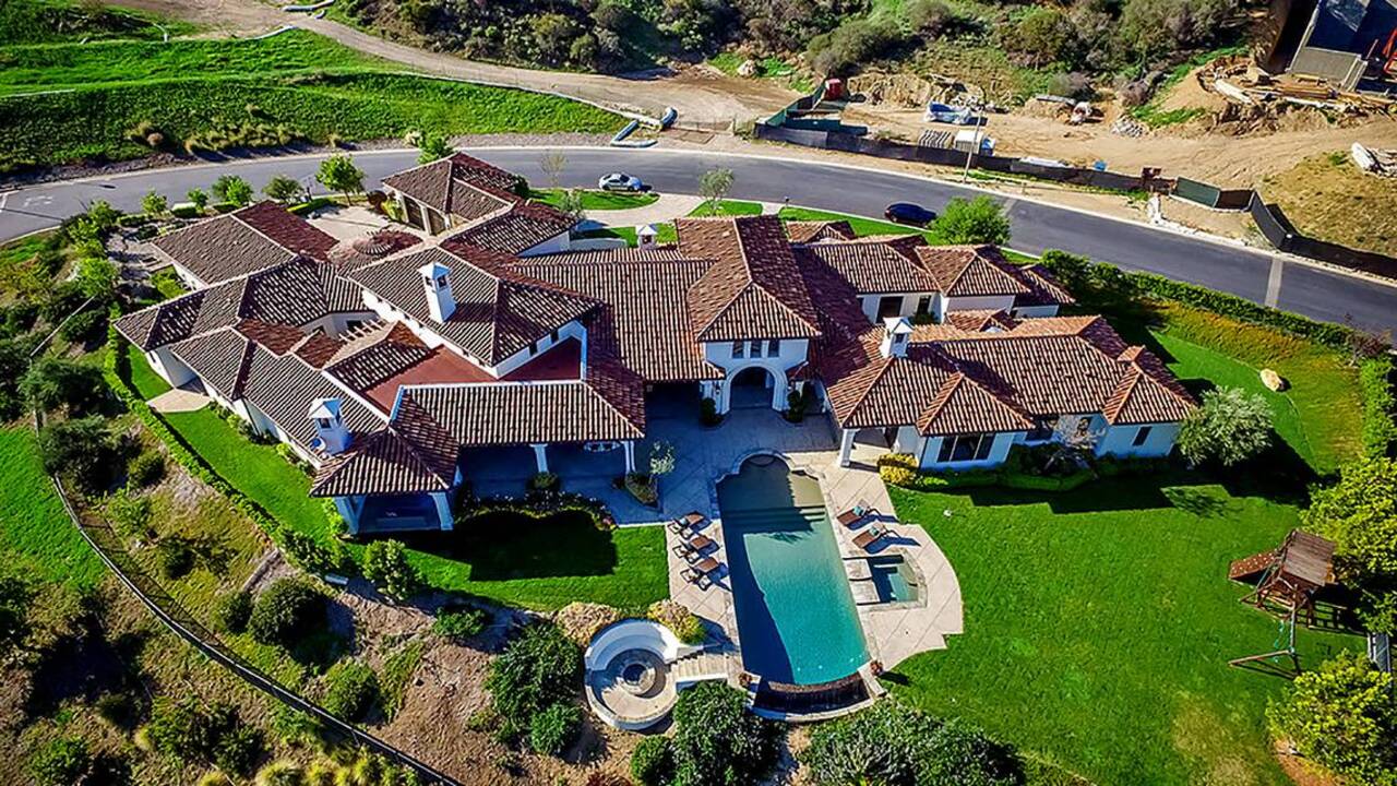 Take a 1minute walk through Britney Spears' and Selena Gomez's homes