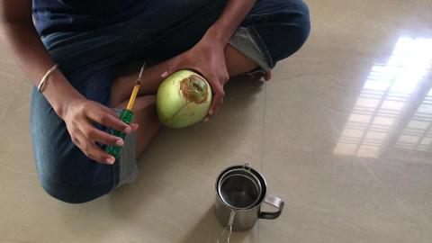 TAKE EASILY COCONUT WATER FROM COCONUT..