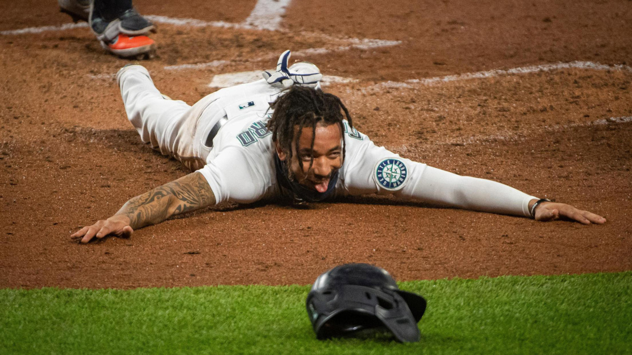 Mariners stay in race with win over Astros, Sports