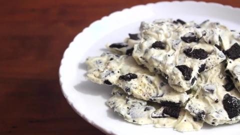 2 ingredient NO BAKE Oreo Bark | SweetTreats