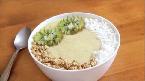 4 ingredient Kiwi Smoothie Bowl | SweetTreats