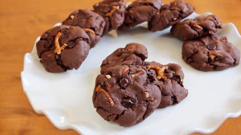 Chocolate Salted Caramel Pretzel Cookies | SweetTreats