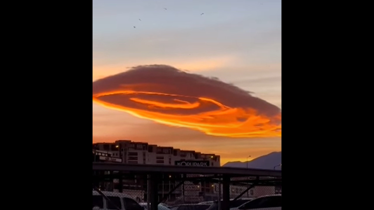 Turquía: Nube De Lentes En Forma De OVNI Vista Sobre El Cielo De Bursa ...