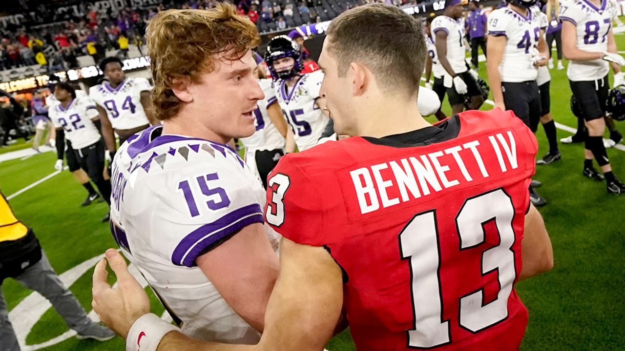 CFP National Championship: Georgia Bulldogs Eat Wings on Sidelines (VIDEO)