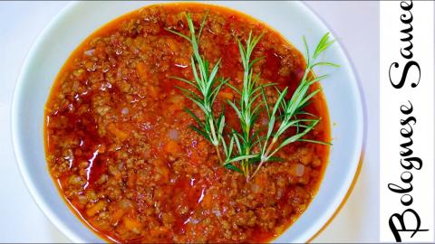 Classic Italian bolognese recipe at home.