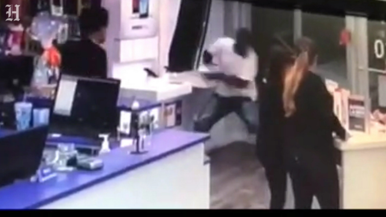 Police searching for man who stole phone from Metro PCS | Miami Herald