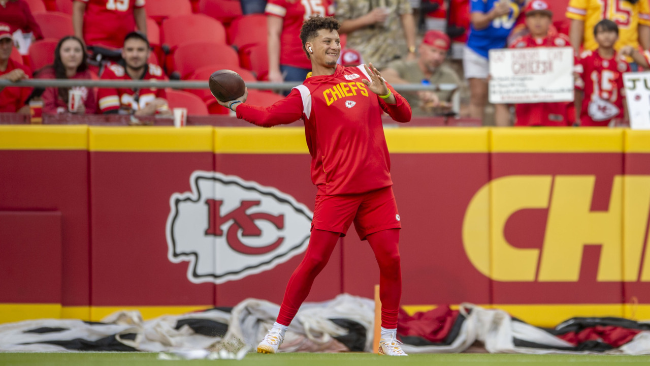 Watch Chiefs Quarterback Patrick Mahomes Warmup Before Monday Night ...