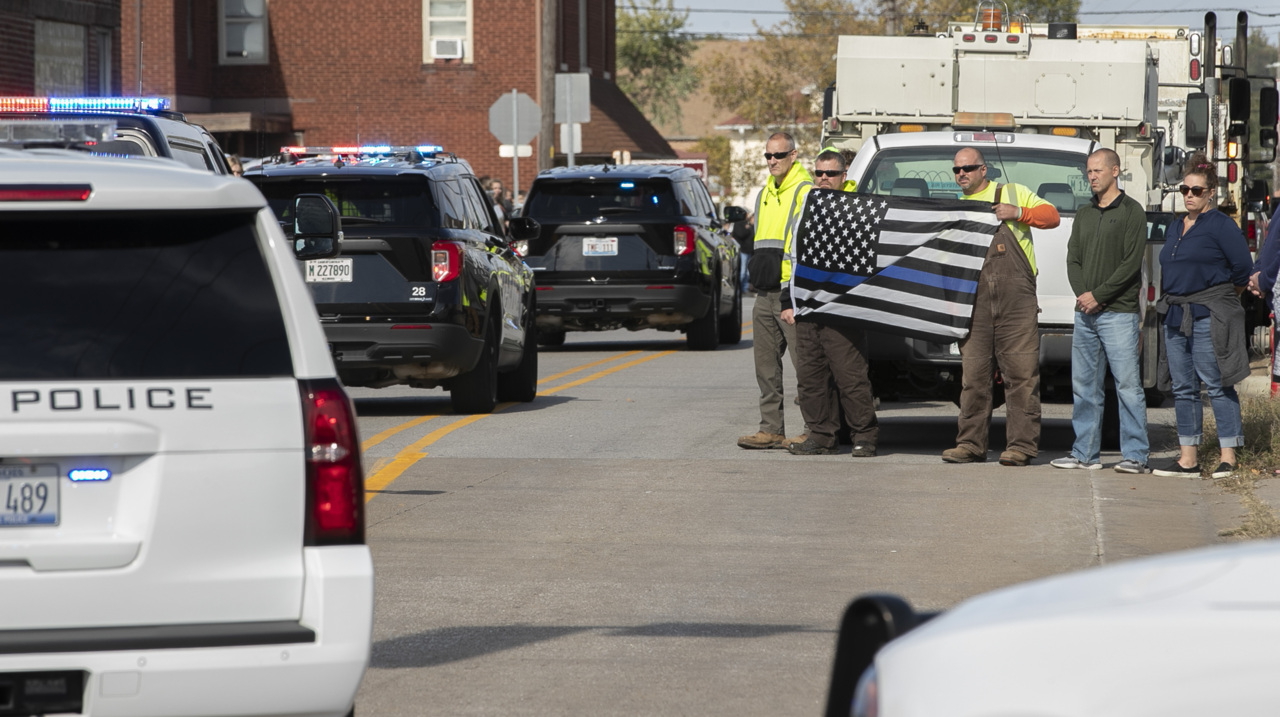 Pontoon Beach Illinois Police officer escorted to Wood River