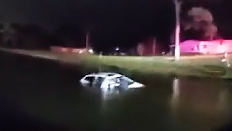 Police rescue elderly couple from submerged car in Florida | AccuWeather
