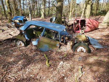 ABANDONED SPORTS CAR GRAVEYARD! INTERESTING! 