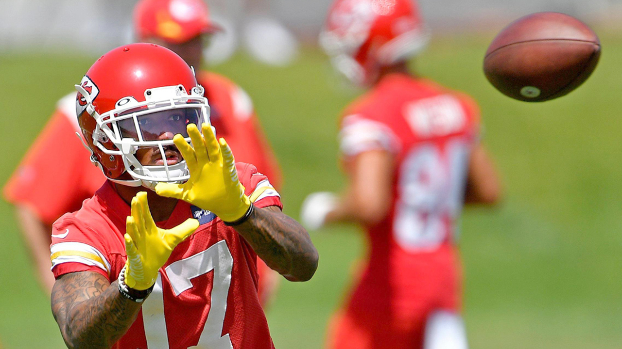 Kansas City Chiefs wide receiver Mecole Hardman catches a ball during NFL  football training camp Monday, Aug. 1, 2022, in St. Joseph, Mo. (AP  Photo/Charlie Riedel Stock Photo - Alamy