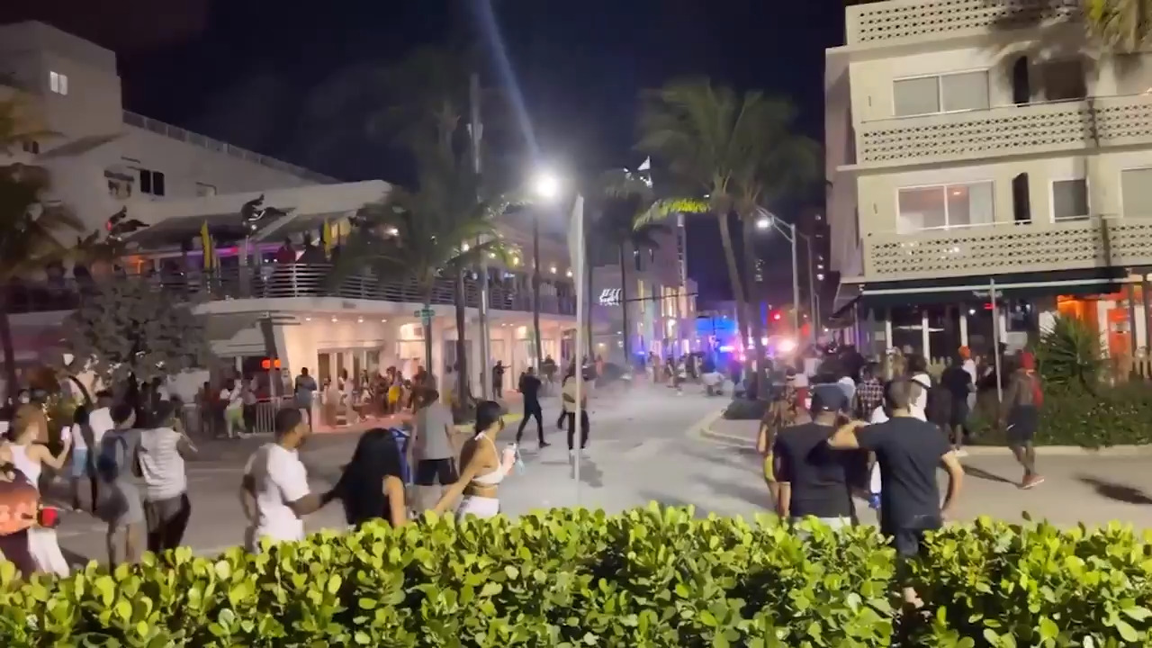 Miami Beach Police body-slam suspect, use irritants on crowd | Miami Herald