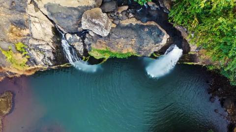 Relaxing Music Waterfall Sounds, Guitar Instrumental, Aco...