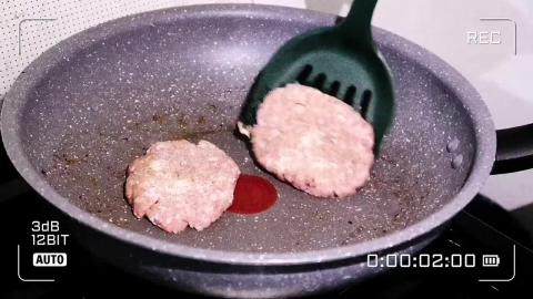 TasteHF214_ How to Make Burger Made with Pork