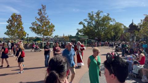 Epcot - Holiday Storytellers - Pere Noel - France - 12/9/...