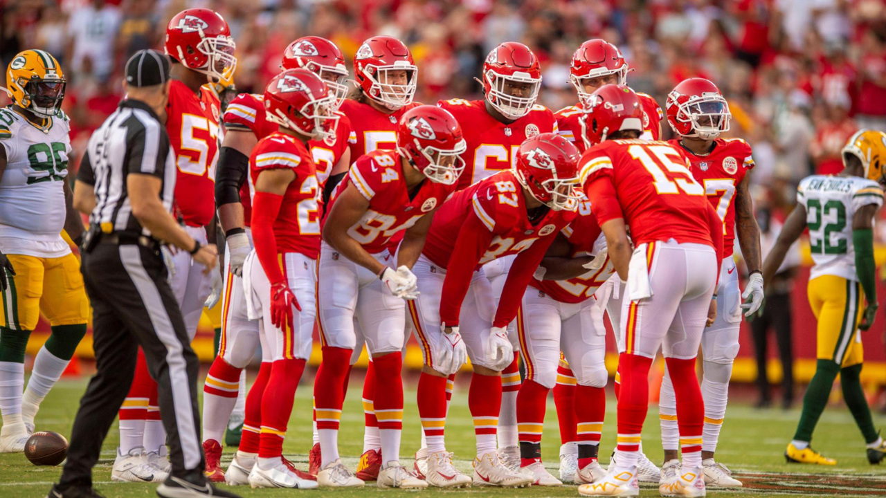 Chiefs QB Patrick Mahomes leads 'choir huddle' as a tribute to late Len  Dawson