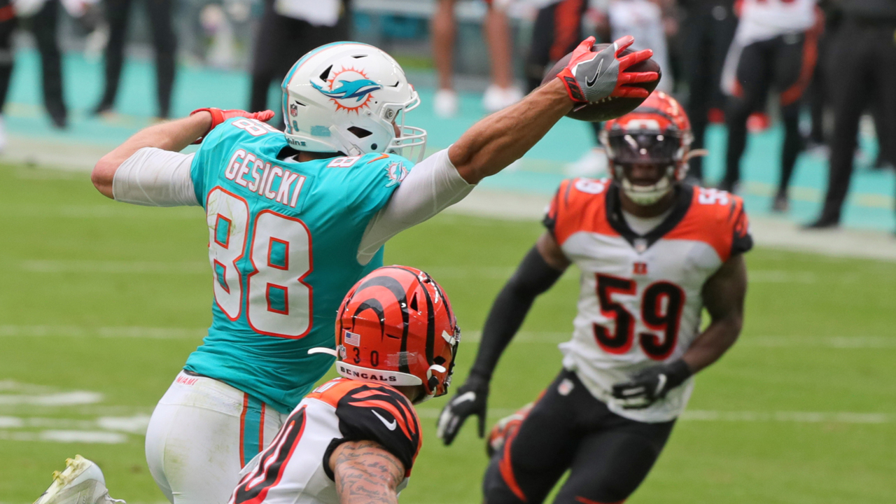 Dolphins' Mike Gesicki catches two touchdowns, suffers arm injury