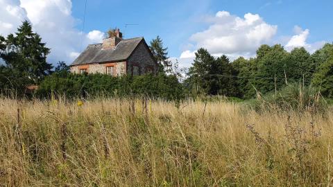 CREEPY ABANDONED COTTAGE...