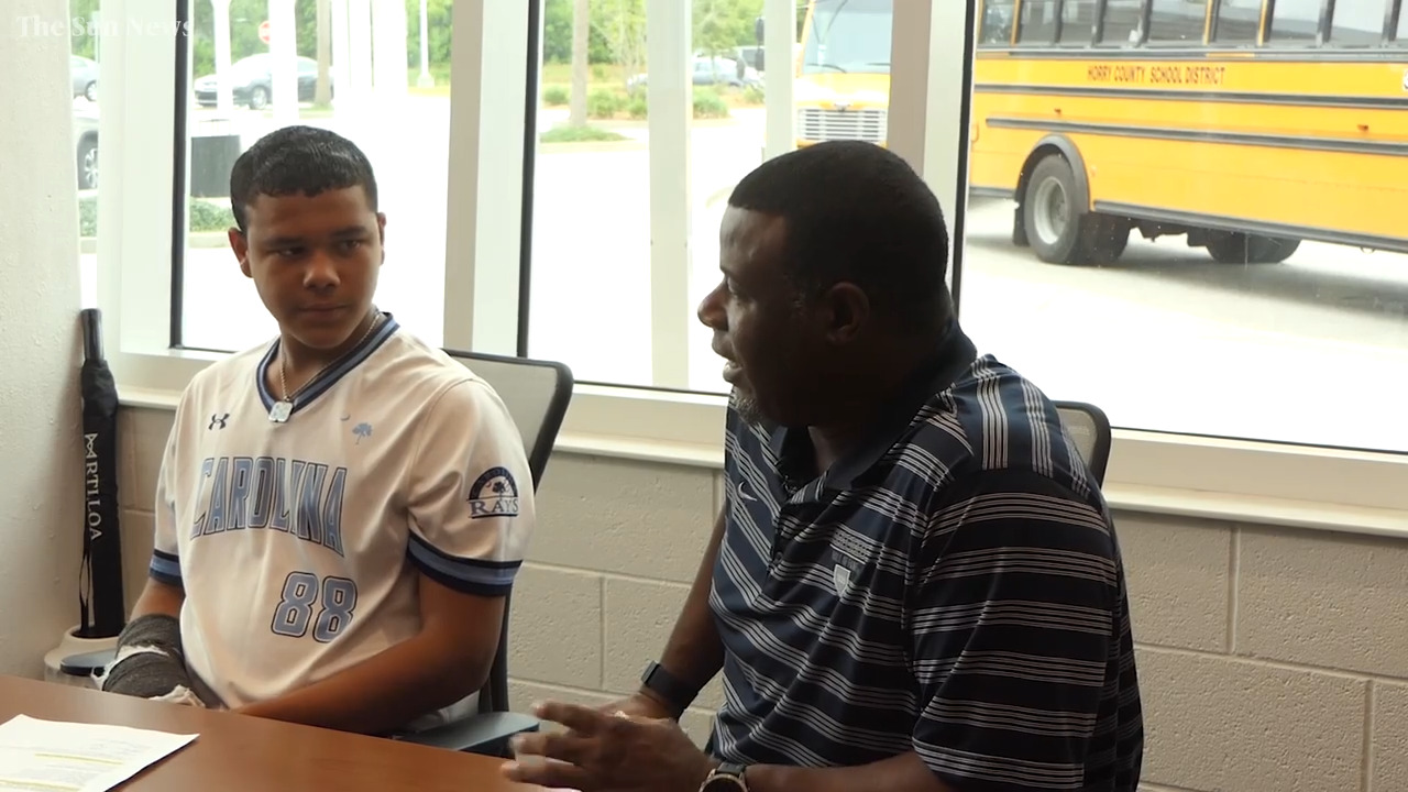 Ken Griffey Jr. surprises teen with Hank Aaron Invitational invite