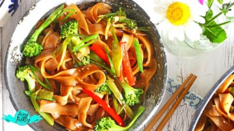 QUICK & EASY VEGETABLE CHOW FUN | FOXY FOLKSY - Modern Fi...