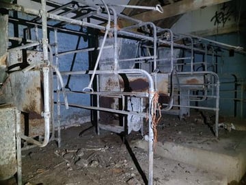 WE FOUND THIS TERRIFYING ABANDONED FARM AT NIGHT... 