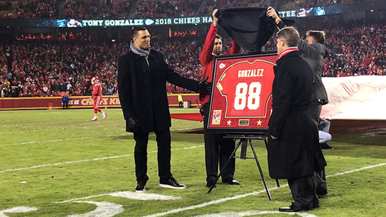 Tony Gonzalez enters KC Chiefs' Ring of Honor with ceremony