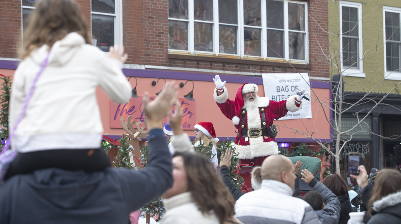Annual Belleville, Illinois Santa Parade Belleville NewsDemocrat