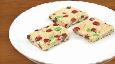 Holiday M&M Cookie Bars | SweetTreats