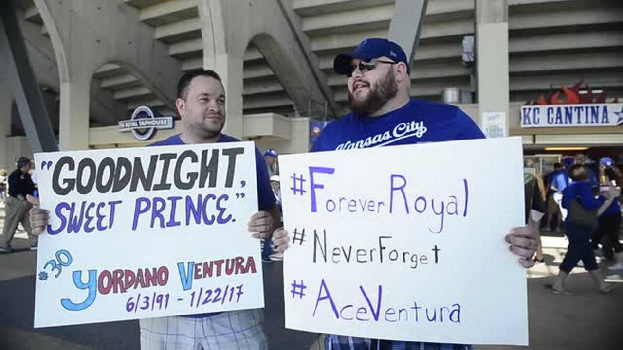 Yordano Ventura's mother throws first pitch for Royals (video