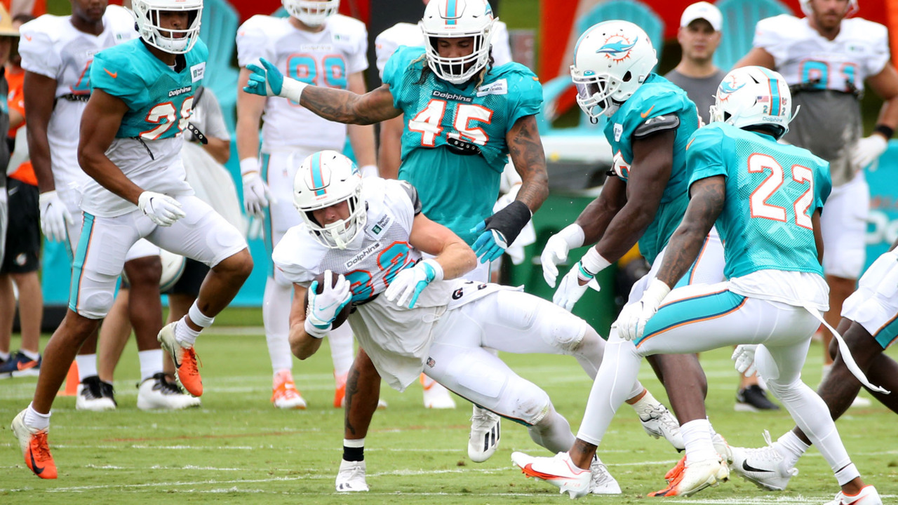 Dolphins C Michael Deiter keeps pushing after winning starting job