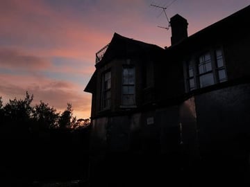 WE EXPLORED A CREEPY ABANDONED HOUSE WE FOUND AT NIGHT......
