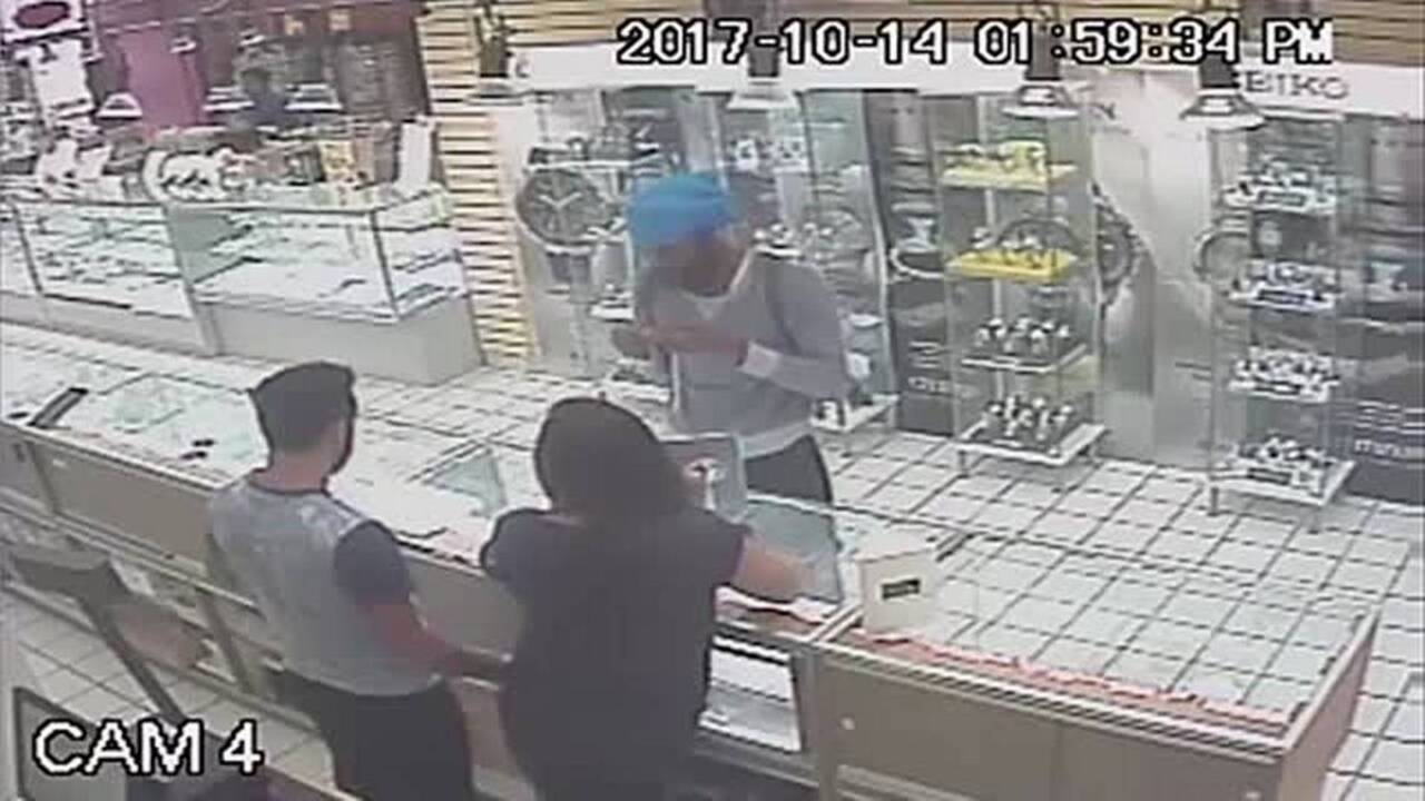 Man bolts out of jewelry store with stolen necklace | Wichita Eagle