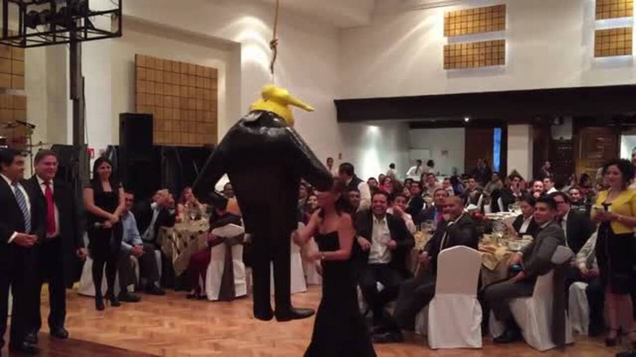 Senadores mexicanos destrozan a golpes piñata de Donald Trump | El ...