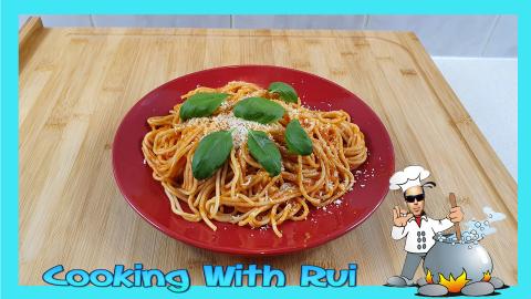 Traditional Italian Spaghetti With Tomato Sauce