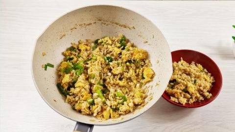 5 Minutes EASY Egg Fried Rice - Tasty Food