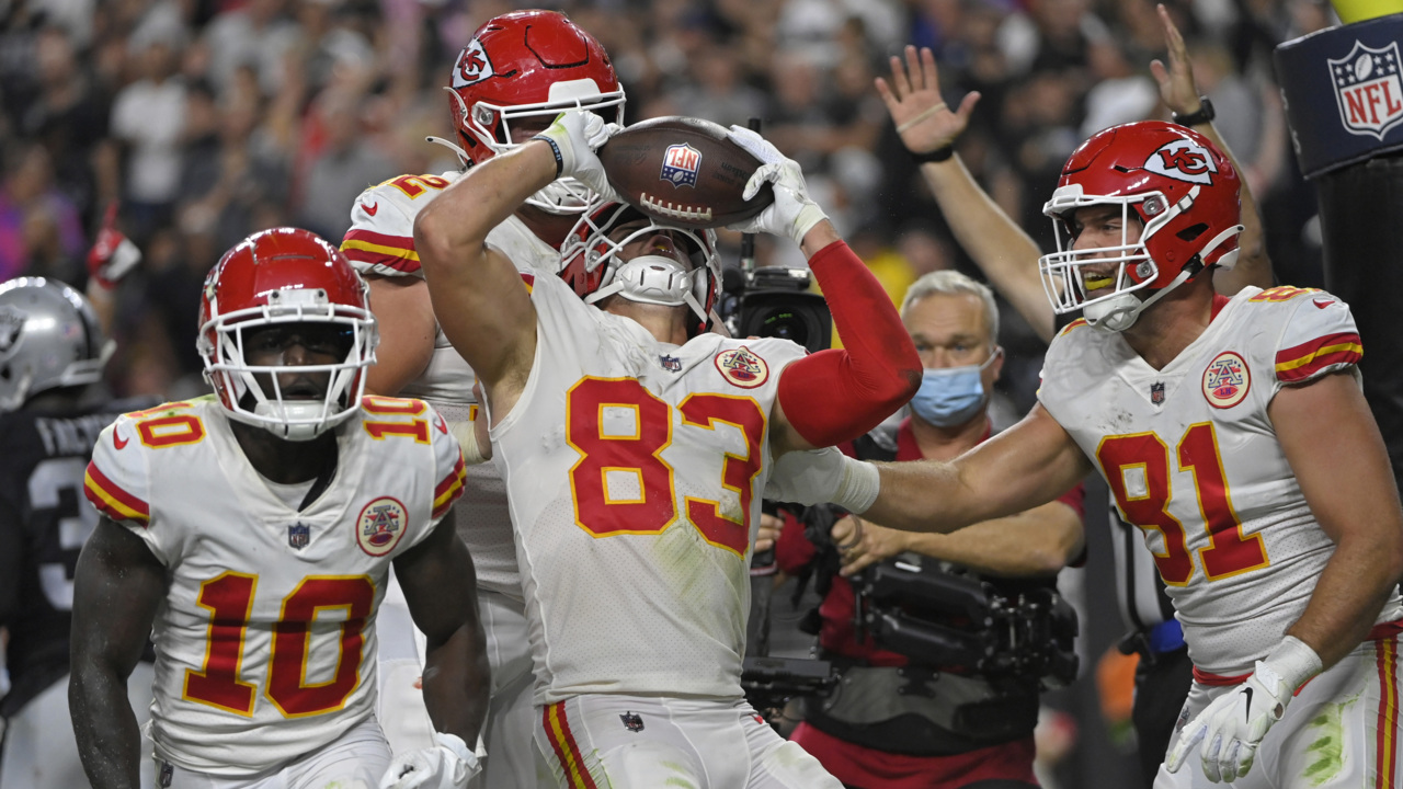 Chiefs march up and down the field, defeat Raiders 41-14