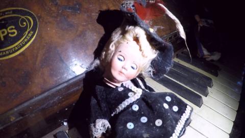 THE SCARY ABANDONED HOUSE WE ENTERED 