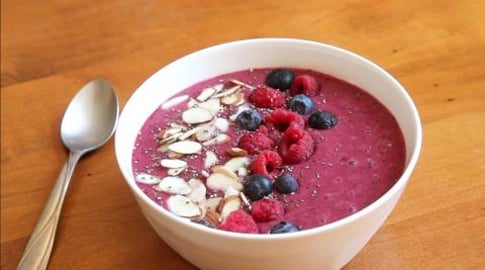 Mixed Berry Smoothie Bowl | SweetTreats