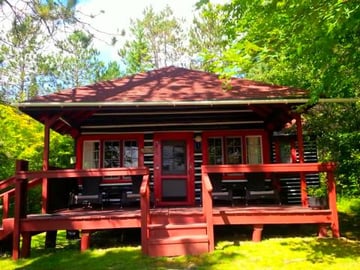 Travel: Touring a Log Cabin in Algonquin Park Canada - La...
