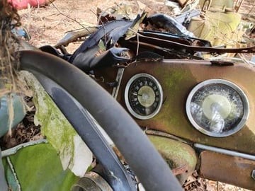 COOL ABANDONED CAR...